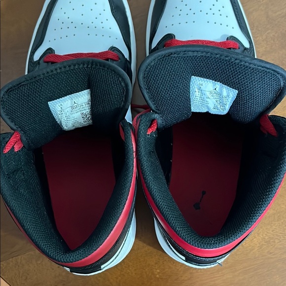 Jordan Nike Sneakers (Men's Size: 9) - Picture 7 of 8